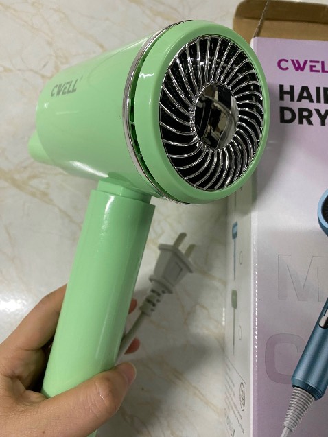 hàng nhận như quảng cáo, máy sấy rất mạnh rẩ dễ để tạo nếp tóc hay sấy khô tóc.