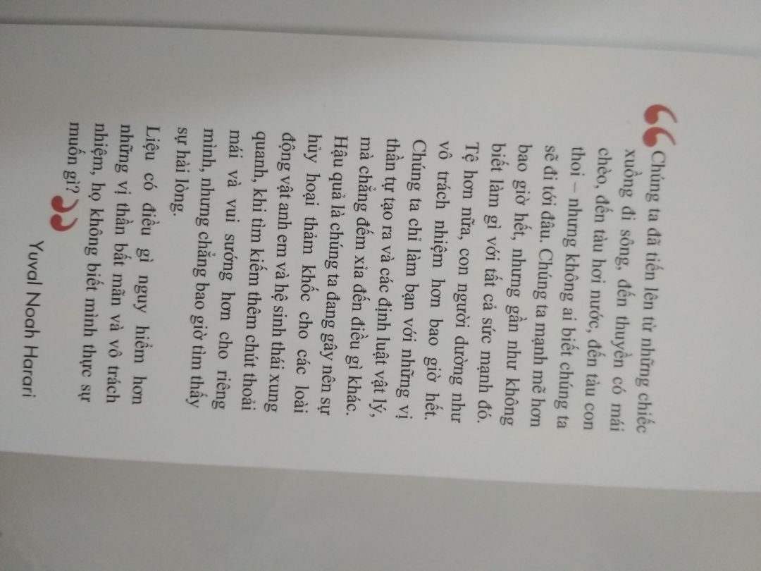 Sách thì nghe review nhiều nê mình mua đọc. Giao hàng cũng khá nhanh và sách vẫn còn bọc bìa kính. Tuy nhiên phần bên trong sách chưa được cắt trang hoặc cắt bị lỗi nhiều. Giấy nhẹ màu không chói mắt.