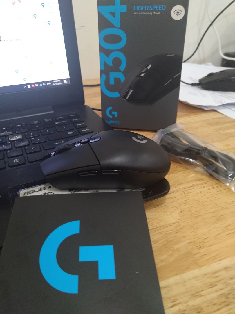 về kích thước và kiểu dáng giống hệt G102 nhưng nặng hơn chút do sử dụng pin AA và ko có đèn RGB (tất nhiên để tiết kiệm điện vì mẫu này ko có powerplay để sử dụng pad chuột chuyên vừa sạc vừa chơi)
có điểm trừ nho nhỏ là phần mềm chưa blind được nút để chuyển chế độ high performance và tiết kiệm pin, cho nên lúc chơi game bạn phải vào phần mềm logitech gaming software để chỉnh