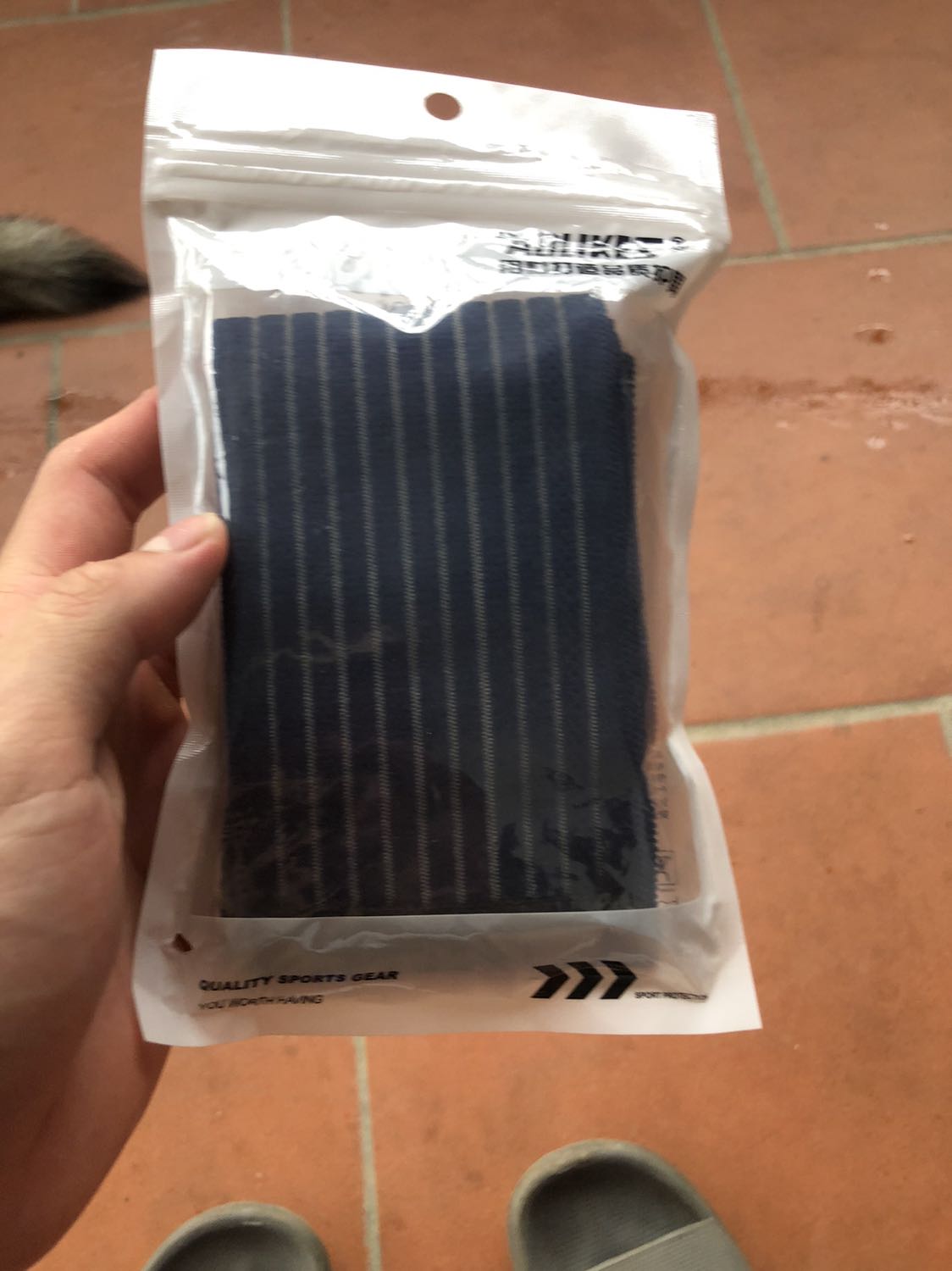 Băng tay rất chật, miếng dán may sát nhau nên khi băng không hề thoải mái. Cần khắc phục sản phẩm ngay và luôn nhé shop. Băng tay rất chật, miếng dán may sát nhau nên khi băng không hề thoải mái. Cần khắc phục sản phẩm ngay và luôn nhé shop.