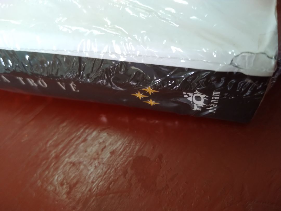 bực cả mình, sách rất cũ bọc cả siu mà gáy bị rách xong dán băng dính che mắt ai mà nhà sách vẫn bán lại được cho mình. mình bỏ tiền ra để mua hàng mới mà sách trông như sản phẩm lỗi thêm cả bìa trắng mà lòi đâu ra vết mực xanh và chấm đen nhỏ li ti ngoài ra bị dập hết góc sách có siu mà như không! thất vọng