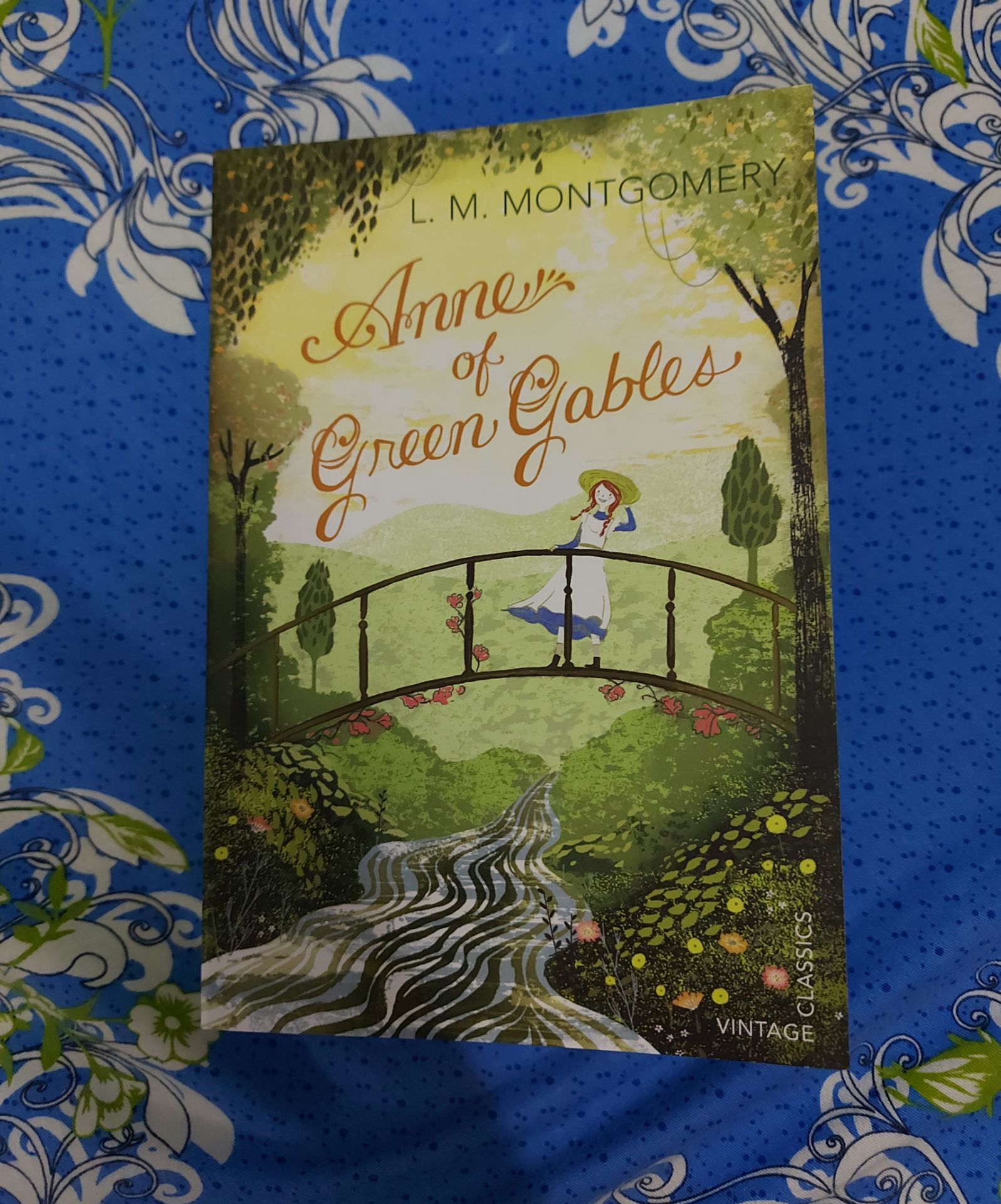 Giao hàng nhanh dù mình chọn giao hàng tiết kiệm. Bìa cực dễ thương. Nếu bạn đang tìm 1 cuốn mang chủ đề nhẹ nhàng thì Anne of Green Gables là lựa chọn phù hợp nhất Giao hàng nhanh dù mình chọn giao hàng tiết kiệm. Bìa cực dễ thương. Nếu bạn đang tìm 1 cuốn mang chủ đề nhẹ nhàng thì Anne of Green Gables là lựa chọn phù hợp nhất