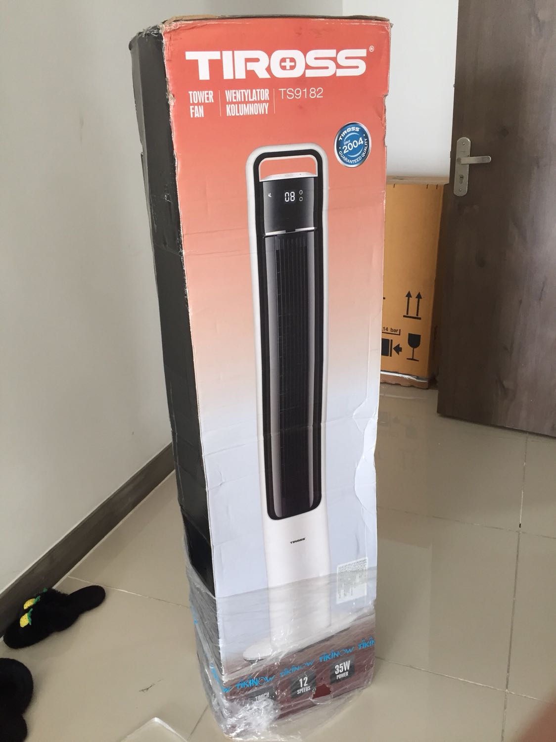 SP tốt, thái độ shipper tệ
Đã sử dụng khoảng 1 tuần. Sp phù hợp với giá. Gió mát, độ ồn ở mức quạt cao tạm chấp nhận được. Cảm giác chưa chắc chắn vì chân đế bằng nhựa, động nhẹ vẫn thấy quạt hơi lắc lư, lúc hoạt động thì vẫn chắc chắn. Nhân viên giao hàng thái độ rất kỳ. T ở chung cư, lúc đến giao t hỏi có mang lên tận nơi được ko anh thì nói ko được, tự xuống lấy. Lúc xuống t phải đi chung với người nhà vì biết quạt to, khó mang một mình. T xuống nhận hàng rất bình thường, mà shipper thì cọc cằn: “cái này mà bắt mang lên trên nhà!” T chỉ hỏi có mang lên được ko, ko được thì t tự xuống lấy, đâu cần xấc xược vậy. Hộp cũng móp méo kha khá, cũng may có xốp bên trong. Việc giao hàng có vẻ quá cực nhọc, hy vọng anh ta không cần phải làm công việc này nữa SP tốt, thái độ shipper tệ
Đã sử dụng khoảng 1 tuần. Sp phù hợp với giá. Gió mát, độ ồn ở mức quạt cao tạm chấp nhận được. Cảm giác chưa chắc chắn vì chân đế bằng nhựa, động nhẹ vẫn thấy quạt hơi lắc lư, lúc hoạt động thì vẫn chắc chắn. Nhân viên giao hàng thái độ rất kỳ. T ở chung cư, lúc đến giao t hỏi có mang lên tận nơi được ko anh thì nói ko được, tự xuống lấy. Lúc xuống t phải đi chung với người nhà vì biết quạt to, khó mang một mình. T xuống nhận hàng rất bình thường, mà shipper thì cọc cằn: “cái này mà bắt mang lên trên nhà!” T chỉ hỏi có mang lên được ko, ko được thì t tự xuống lấy, đâu cần xấc xược vậy. Hộp cũng móp méo kha khá, cũng may có xốp bên trong. Việc giao hàng có vẻ quá cực nhọc, hy vọng anh ta không cần phải làm công việc này nữa