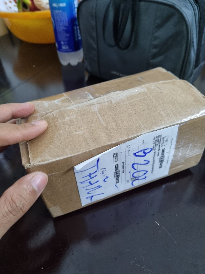 sản phẩm mua trên Tiki mà trên hộp đóng gói không có tem TIKI , đóng gói cẩu thả . Có cảm giác như *** hay gian hàng không phải đối tác của Tiki vậy . trước giờ mua trên tiki lúc nào cũng thấy có tem chữ tiki màu xanh trên băng keo niêm phong . Cảm giác rất hoài nghi về chất lượng sản phẩm :((