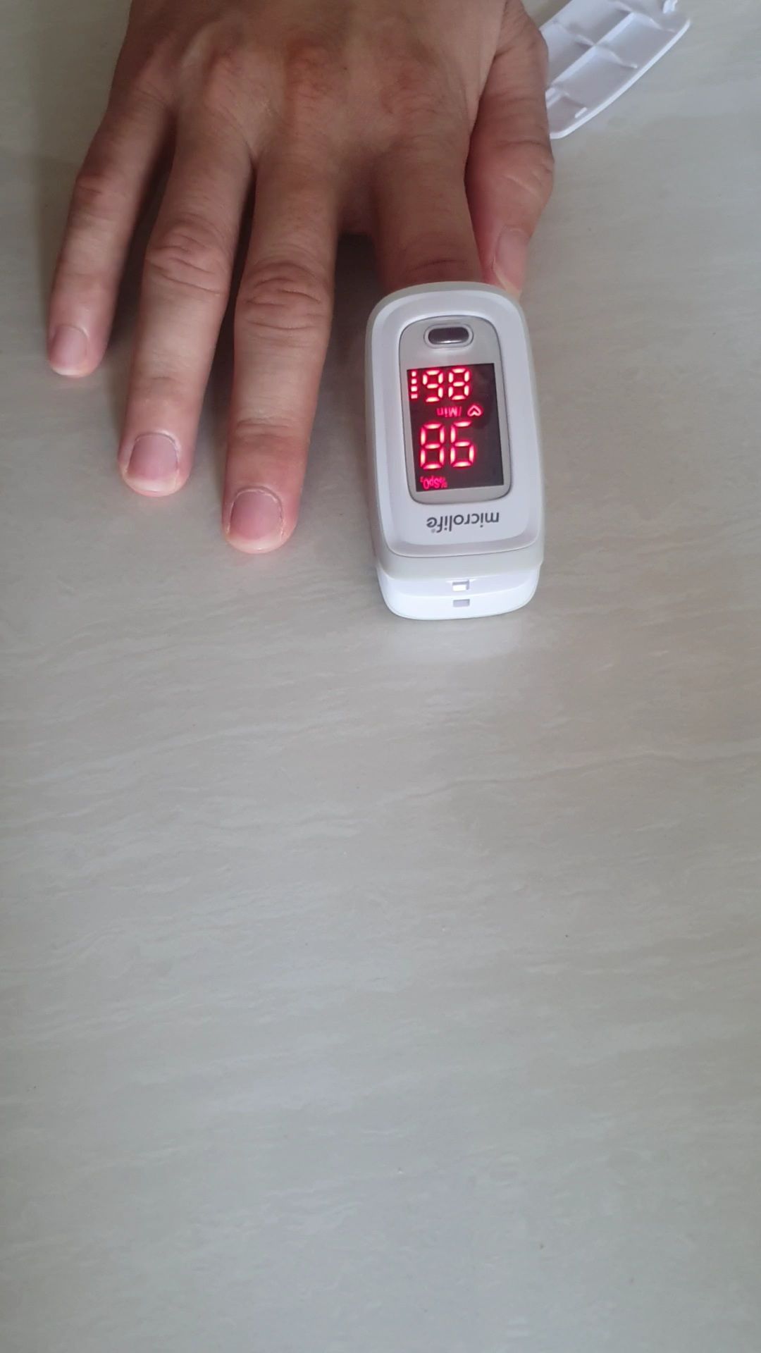 Máy đo nhanh, báo kết quả liên tục, dễ sử dụng, được tặng kèm 2 viên pin AAA, để *** ngay.