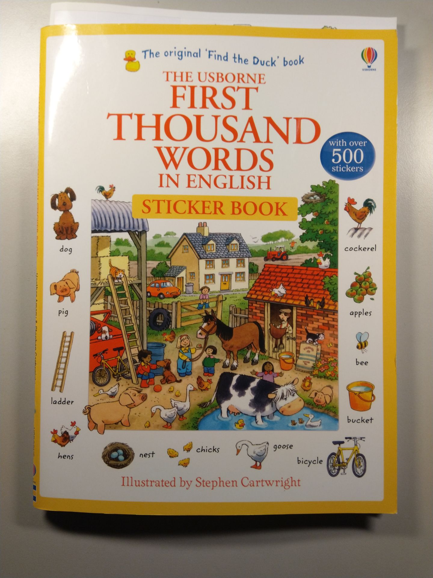 Với sách học từ vựng cơ bản cho trẻ thì đây là một cuốn sách chất lượng tốt. Dù mình không có kĩ năng sư phạm và chỉ dạy cho em trai mình theo vài bước đơn giản dựa theo sách nhưng vẫn gây được hứng thú cho thằng bé. Bước tìm và dán sticker cũng có hiệu quả thật.
Tất cả sticker sẽ được dán vào kín 3 tờ lớn ghim giữa cuốn, mình tách 3 tờ lớn đó ra để khỏi che bài học chính, và lại tách thành 6 tờ theo đường rãnh giữa rập sẵn, và chỉ mang tờ nào có sticker của bài đang học, còn lại cất đi.
Về phần chất liệu thì giấy tốt, mực in đẹp, nhưng mình vẫn muốn giấy dày hơn chút, phần bìa là bìa mềm nên dễ bị bong tách.
Giao hàng rất nhanh, nhân viên giao hàng thân thiện.