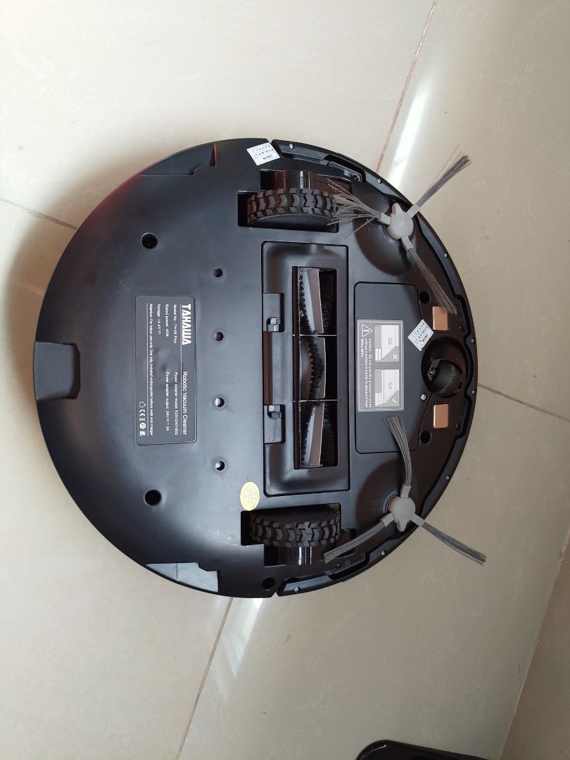 Sao nói là hàng sx tại Nhật mà tìm tất cả các label không thấy chữ Made In Japan nào. Sau khi sử dụng hơn 1 tháng, robot phát sinh 2 lỗi cơ bản và nghiêm trọng nhất:
- Không thực hiện việc vệ sinh theo lịch. Khi đến lịch cài đặt để làm việc, robot xuất phát ra khỏi dock sạc cỡ 0.5m rồi đứng đó quay hoài.
- Không thực hiện lệnh làm vệ sinh khi ra lệnh đơn (không theo lịch cài đặt).
2 lỗi trên xảy mỗi ngày.
Tôi đã thử rất nhiều cách như cài đặt lại, quét lại bản đồ, phân vùng, đổi giờ làm việc, tăng cường wifi,....
Tất cả đều vô ích.