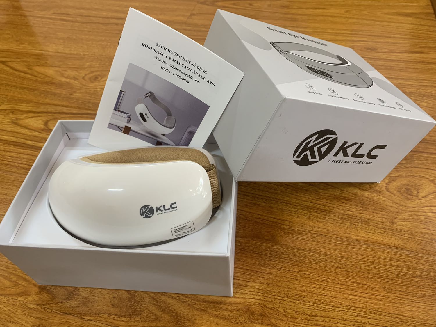 Đôi mắt là cửa sổ tâm hồn. Nếu bạn muốn bảo vệ tâm hồn thì hãy sắm ngay em Kính Massage KLC này nhé. Sau một ngày làm việc mệt mỏi đeo vào mắt Massage đã cái nư lắm mình chẳng biết từ nào để diễn tả hơn🥰. Cả nhà mình ai dùng cũng thích. Nhất là em gái mình bị cận đeo kính cả ngày với hay lướt tóp tóp tầm 7h tối là bắt đầu mâu thuẫn nội bộ vì giành cái em Kính này. Dùng Pin rất là tiện, xài được lâu. Mà nói chung so với số tiền bỏ ra với sự trải nghiệm thực tế quá bất ngờ và vượt xa sự mong đợi. Nếu có 50 sao thì đánh cho shop rồi Mà tiếc chỉ có 5 sao. Hehe