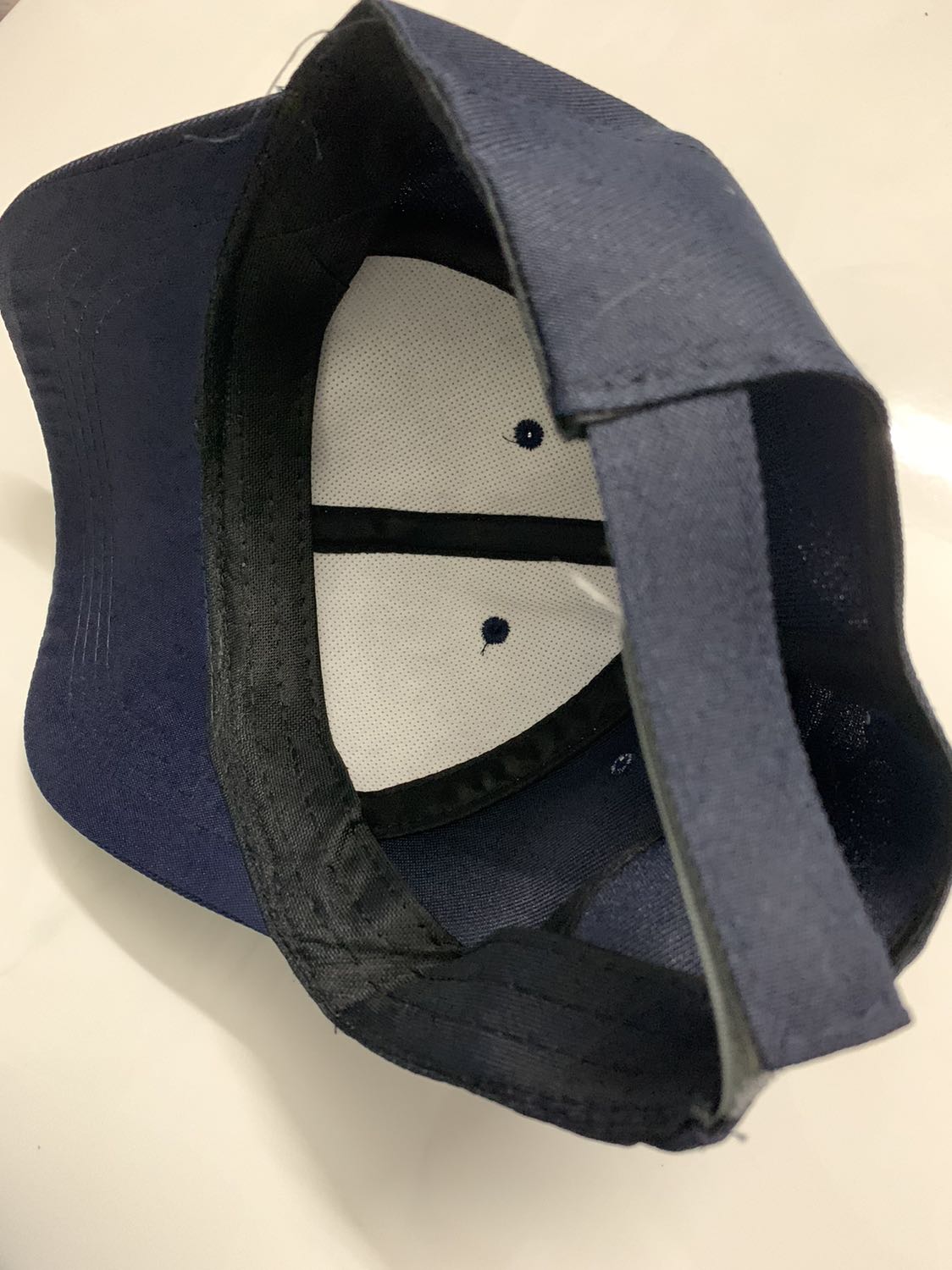 Nón có chất liệu vải bình thường, phù hợp với giá tiền, phía sau là miếng dán sẽ k bền. Nhưng với số tiền mình bỏ ra là tương xứng, không mong hơn.