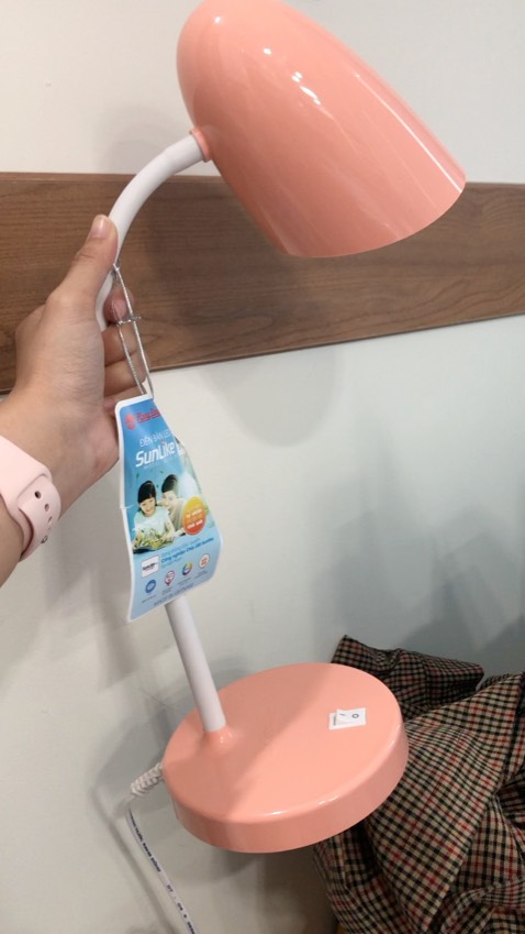 Đèn xinh lắm ạ. Từ bé đến giờ toàn dùng đèn học của Rạng Đông, nên chất lượng thì khỏi bàn.