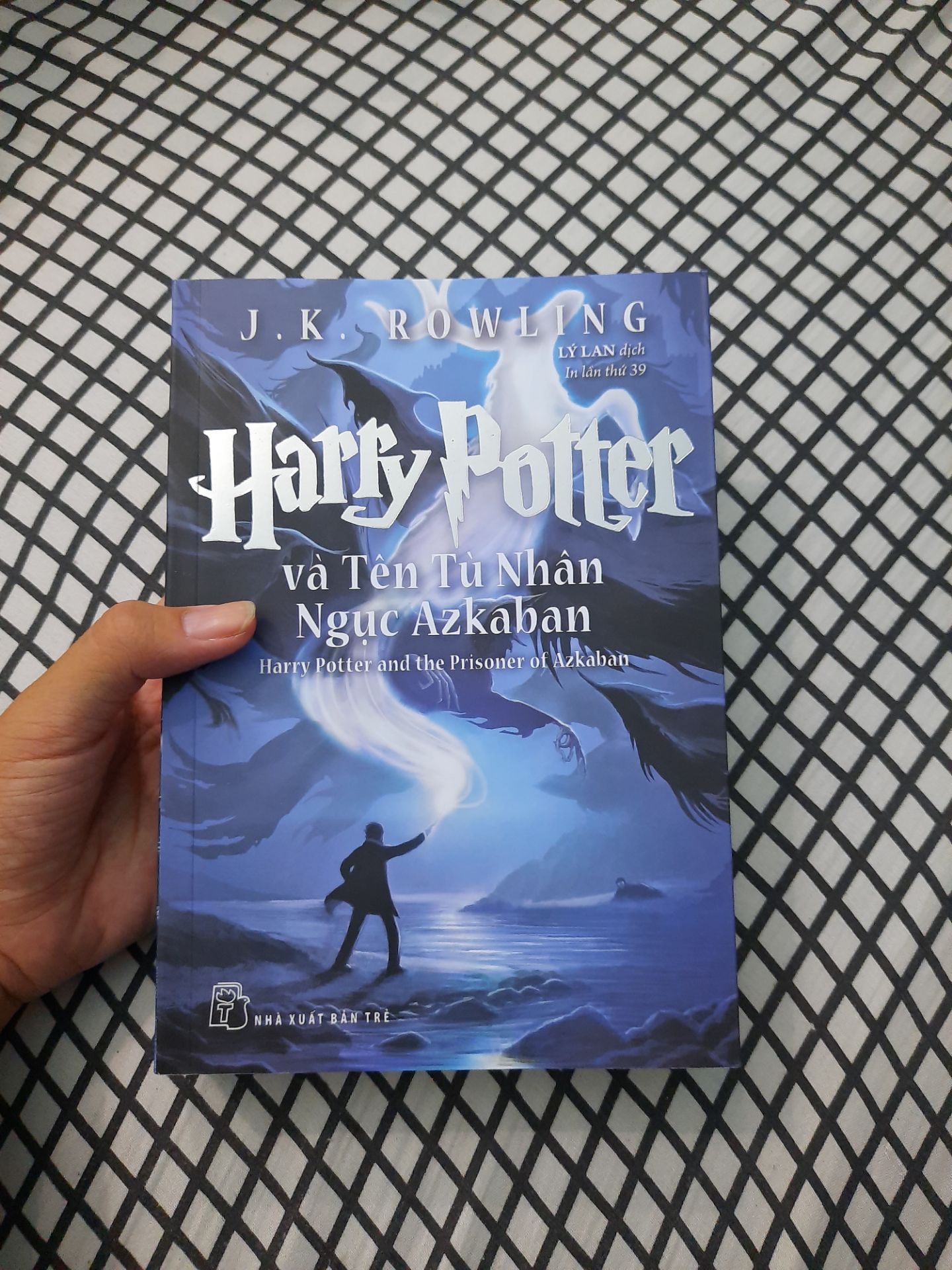 Cực kì hài lòng nha. Được sale tận 50% thì ngại gì mà không rước ngay heheee. Tuy hàng sale nhưng chất lượng không hề sale miếng nào, sờ đã dã mang, sách còn đẹp nữa =))) nội dung thì khỏi nói, ai cũng biết hay rồi. Rất nên mua nha