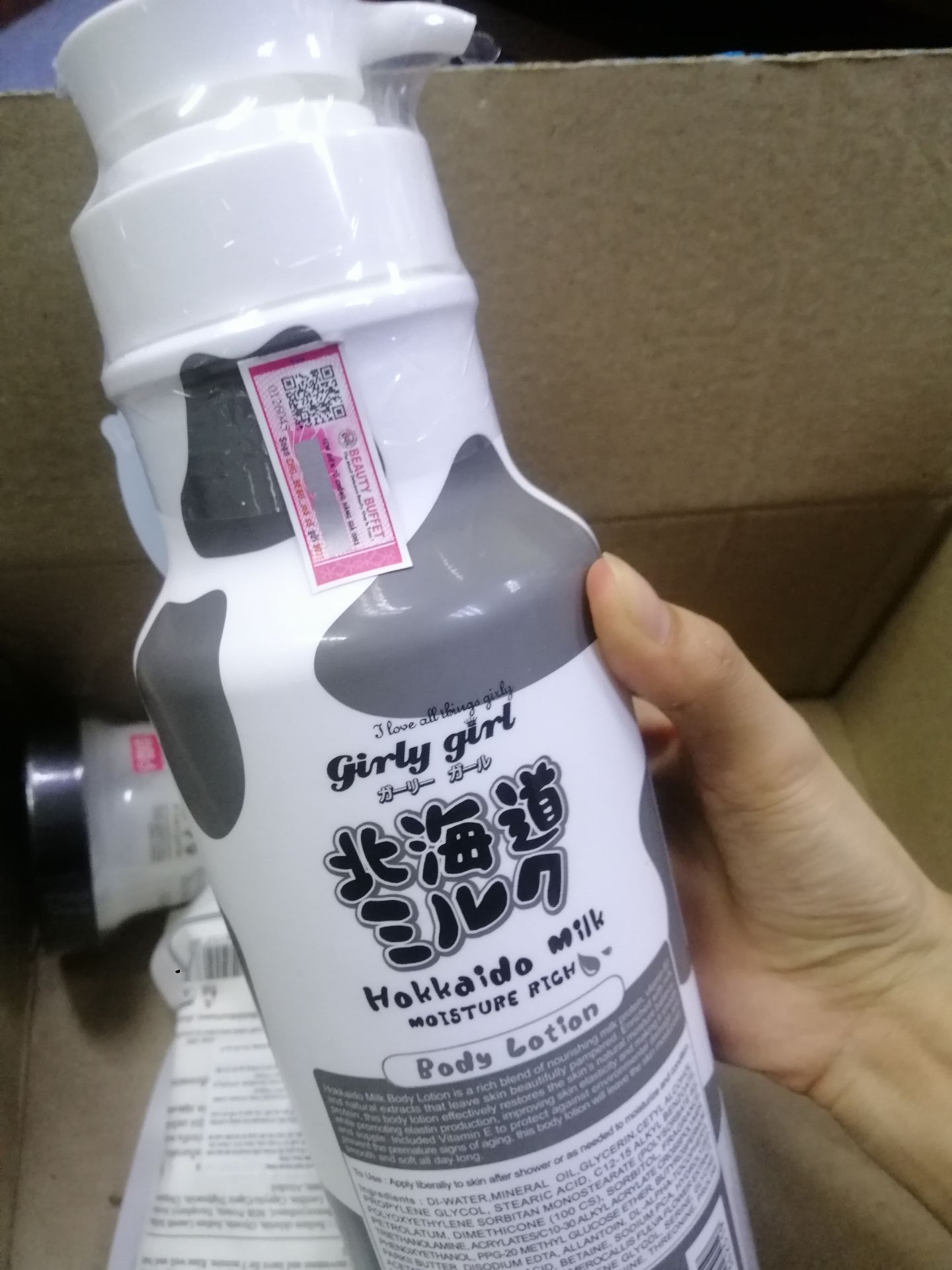 Mua hàng chai to đùng, nhìn sản phẩm chỉ được tầm 2 phần 3 chai thôi, cân thử cũng hơn 800g rồi nên yên tâm là đúng mô tả 700ml, do chai to quá nên hơi hiểu lầm, xứng đáng mua, hợp với giá tiền nữa. Sd thấy thấm nhanh, da mịn hẳn mà trắng chắc cần thời gian, da cũng bớt khô hơn. Thơm sữa bò nhè nhẹ, ngửi rất thích, không rít da nên cực thích. Hàng chính hãng Thái Lan, có tem đầy đủ, lần sau sẽ ủng hộ shop tiếp