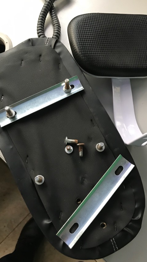 Đệm mút tạm ổn, shop giao mấy con ốc và đầu vặn ốc han rỉ hết, mất thẩm mĩ. Lỡ đặt ship tới nơi rồi nhận tạm, ko mấy hài lòng về sản phẩm như vậy