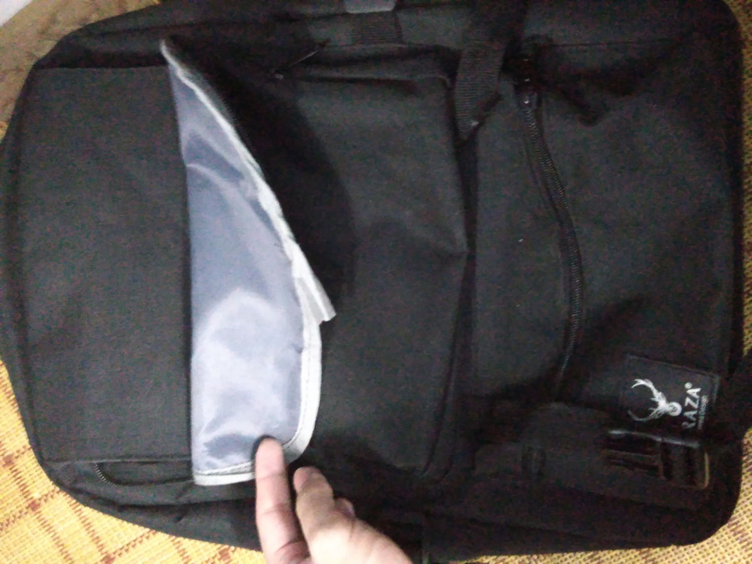 Balo có phần bị bung chỉ, chất lượng tạm được, có thể sử dụng