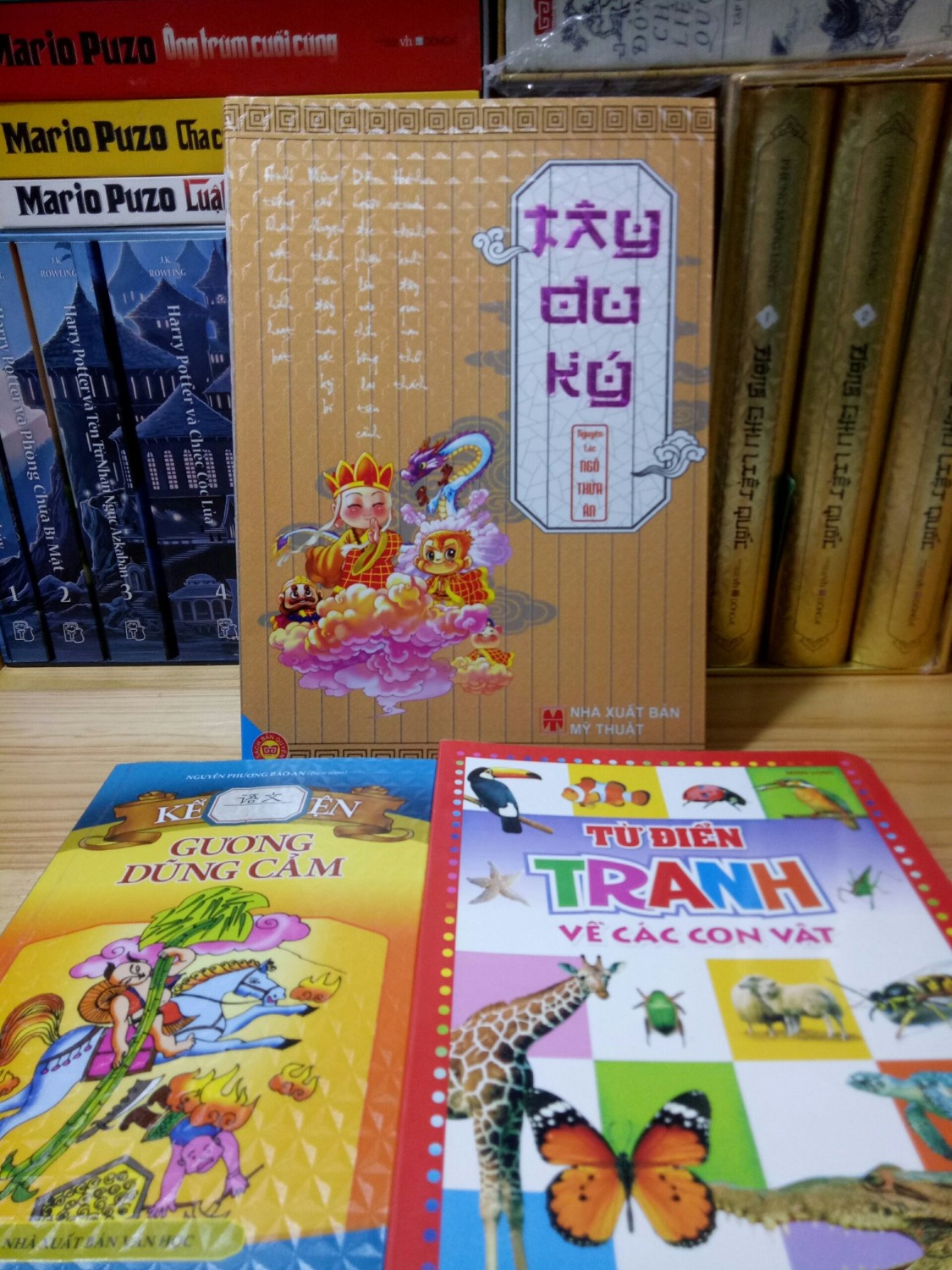 Truyện này mình mua cho bé nhà minh dịp giữa tháng 3. Bé rất thích vì truyện được in màu với nhiều hình rất đẹp. Đầu truyện còn có tranh minh họa tất cả những nhân vật chính. Truyện được lược giản đi để phù hợp với nhiều lứa tuổi các bé, kể cả các bé 4- 5 tuổi. Mỗi tối trước khi đi ngủ, mình vừa đọc vừa giải thích cho bé. Mỗi tối một phần nhỏ của truyện. Bé nghe hết một lượt rồi lại muốn nghe đọc lại từ đầu đến 5- 6 lần. Đến dịp hè, ti vi chiếu lại phim Tây Du Ký thì lúc đó bé đã nhớ và hiểu hơn nội dung rất nhiều.