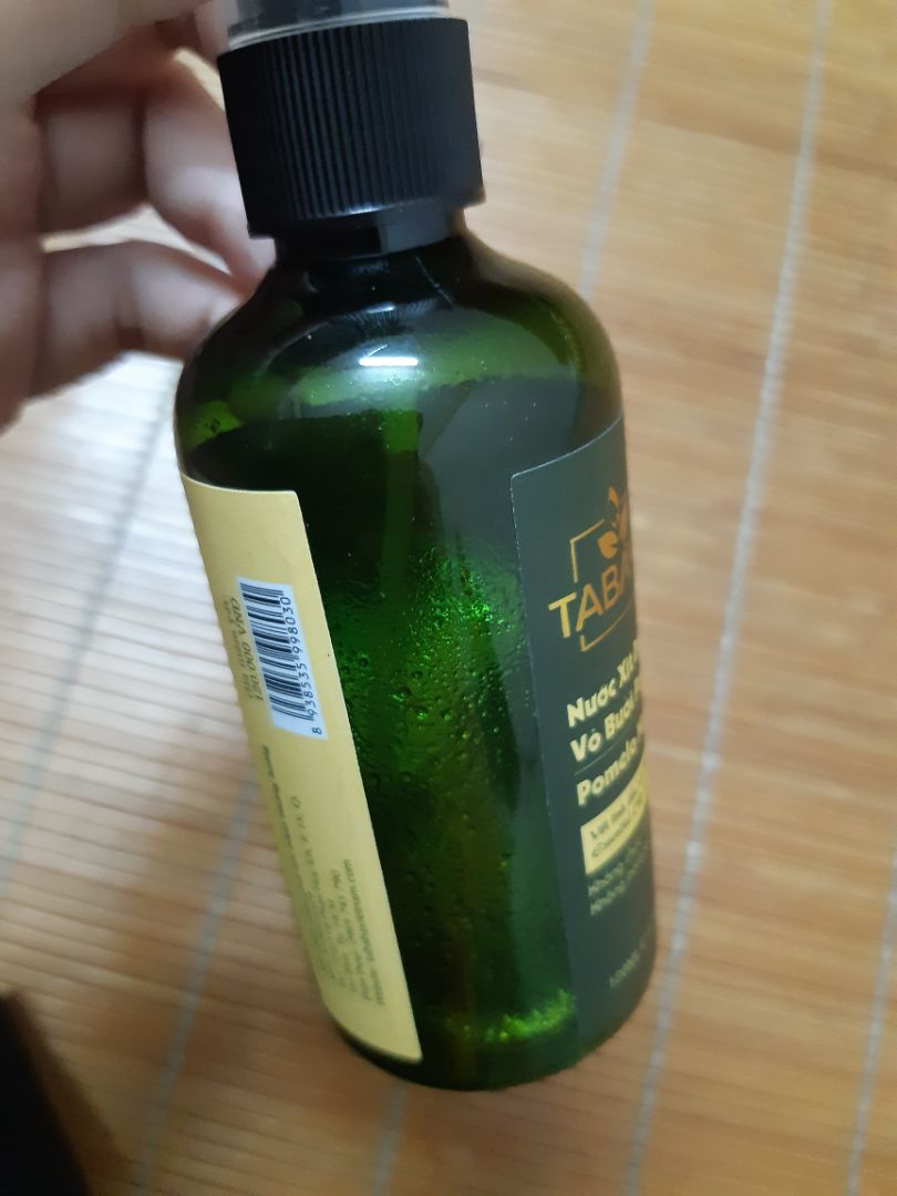 Vòi xịt phun tia rộng, mùi bưởi thơm, lỡ xịt hơi nhiều cũng không bị bết tóc, thấy tóc con mọc lên nhiều Vòi xịt phun tia rộng, mùi bưởi thơm, lỡ xịt hơi nhiều cũng không bị bết tóc, thấy tóc con mọc lên nhiều