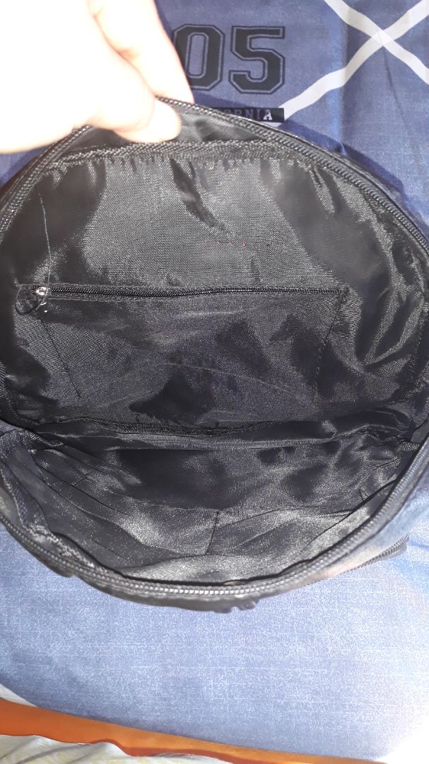 Balo nhìn qua thì ok, da mềm, nhiều ngăn, rộng. Nhưng kiểm tra thì dây đeo bị sút, lật bên trong chỗ sút thì đường may bị lỗi, chần ko đúng. 
Tiki giao nhanh, đóng gói cẩn thận nhưng lần này giao hàng bị lỗi rồi nên ko hài lòng. Mong tiki trước khi giao hàng thì kiểm tra kĩ hơn.