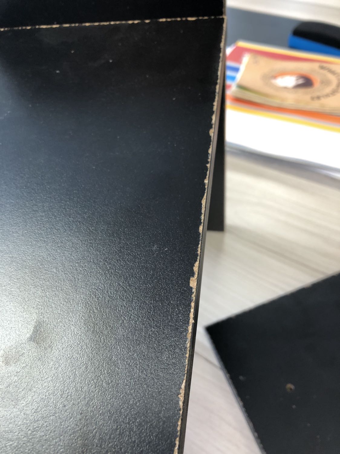 Sản phẩm giao không đúng màu đặt trên Tiki. Các mép của gỗ bị bong tróc nham nhở. Sản phẩm không giống như mong đợi. Thất vọng.