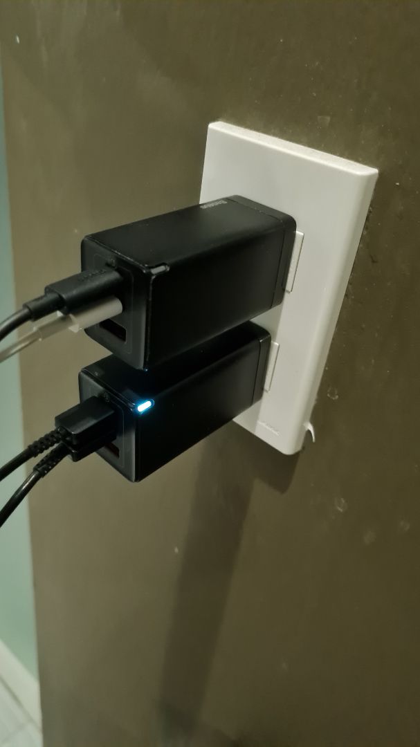 Mua 2 Bộ sạc nhanh đa năng thế hệ mới Baseus GaN Travel Quick Charger 65W từ shop, nhận được thì 1 cái có hộp bị rách, dùng được vài ngày thì cái này hư ko dùng được (có cảm giác shop có ý giao hàng lỗi hay sao ???)