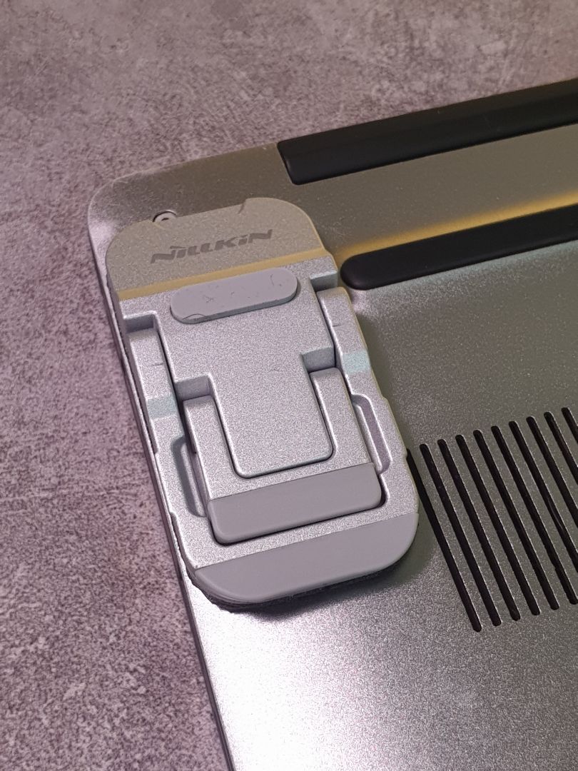 Sản phẩm tốt rất đẹp và tiện dụng tuy nhiên với dòng Dell 5520 của mình thì hơi khó dán, phải độ lại toàn bộ mặt keo do thiết kế của máy bo cong ở các cạnh. Không hiểu sao với keo zin khi dán lên con macbook thì dính rất chắc nhưng dán lên con dell thì lại không dính.