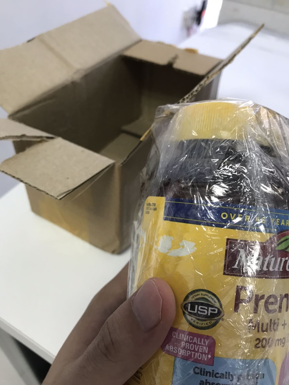 Đây là lần đầu mình mua Tiki mà đóng gói hơi hơi xấu thế này. Nhưng ko sao, có lẽ do giao trực tiếp từ người bán. Nhưng mình chưa bóc ra đã thấy trên thân của hộp thuốc bị trầy trầy, ko biết có sao ko. Vì mình mua cho vợ nên cũng hơi lo lo. Mong tiki quan tâm giúp mình vấn đề này ạ.