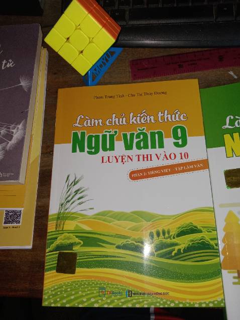 Sách rất đẹp, nd khỏi chê: chi tiết ngắn gọn đầy đủ ý và quan trọng là rẻ. Sách còn tích hợp luyện đề thi tuyển, làm dàn bài mẫu nữa. Nói chung là 5 sao