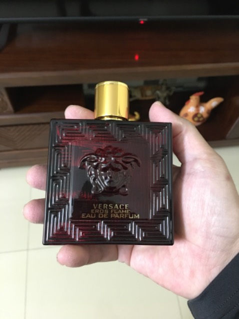 Hương đầu cam chanh sau đó là ngọt ngào ấm áp kiểu một người đàn ông trưởng thành trầm tính nhưng vẫn đủ trẻ trung ngọt ngào ấm áp đáng tin tưởng hơn. Còn chai xanh thì kiểu trẻ trung ngọt ngào muốn khẳng định mình nhưng thiếu đi sự chín chắn. Cứ phải thực tế thì mới cảm nhận được . Mùi này mùa đông còn hay hơn chai xanh . Hàng chuẩn chính hãng đã mua của shop mấy chai rồi lần nào cũng tốt cả chúc shop năm mới phát đạt có nhiều mặt hàng mới giá cạnh tranh hơn nữa