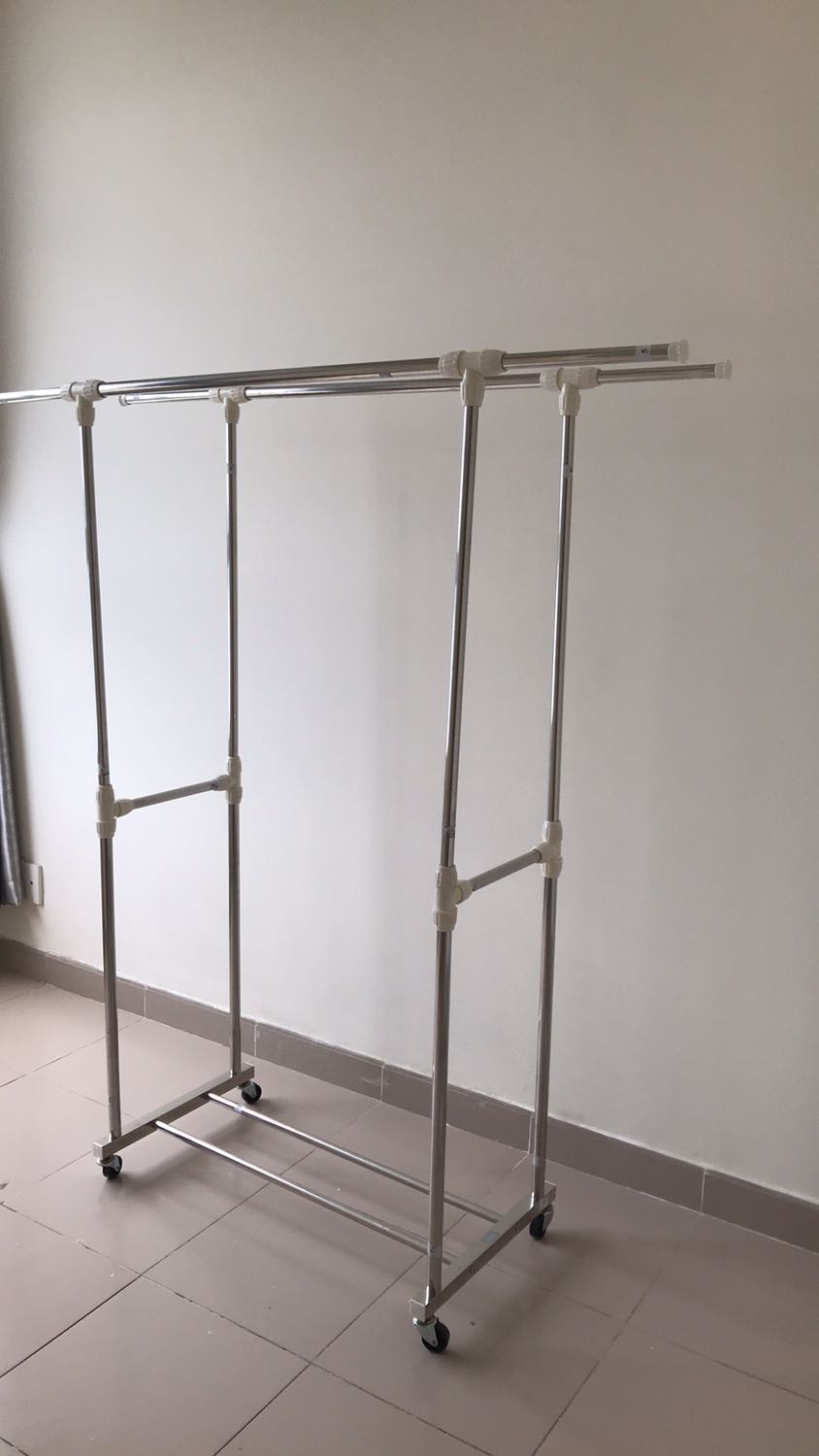 Nói chung khi đọc commmet cũng hơi lo không biết sp có bị lỗi hay lỏng lẻo không, nhưng khi nhận hàng thì rất hài lòng. Sản phẩm cứng cáp, lắp dễ, khi lắp các bạn nên chú ý gắn các ốc vít thì sẽ chặt. Phần ốc ít gắn chỗ dưới bánh xe thì chỉ cần xoay bánh xe lại và dùng đầu lục giác kèm theo thì sẽ gắn dễ dàng.