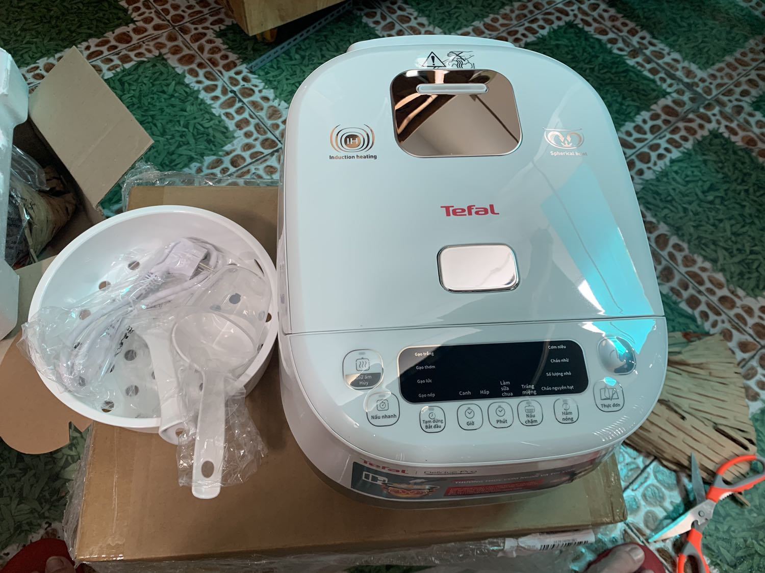 Shop đóng gói cẩn thận. Nồi rất đẹp, chắc chắn, lòng nồi siêu dày và nặng tay. Màu sắc và kiểu dáng rất sang trọng. Cơm nấu ra rất ngon, thơm, xốp, dẻo (một phần chắc do chọn gạo ngon). Sản phậm tặng kèm rất tuyệt, chắc chặn, nặng tay, lòng nồi cũng chống dính rất tốt. Chờ 10/10 xem có khuyến mãi nữa ko sẽ mua thêm 1 cái nữa.