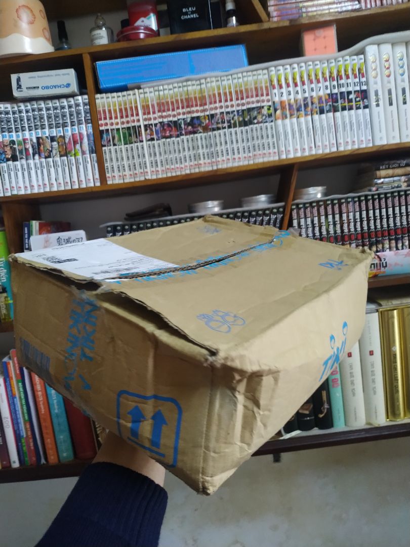 cuốn này là cuốn sách đáng mua nhất, nội dung chi tiết, rất bổ ích. Phù hợp với những người học guitar classic. Còn những cuốn 30 ngày tự học guitar, 45 ngày biết đệm đàn hầu hết nội dung rất nghèo nàn, chỉ phí tiền mua và thời gian học.
Có điều tiki gói hàng không chuyên nghiệp. Thiếu chống shock, vỏ hộp thì nhàu nát.