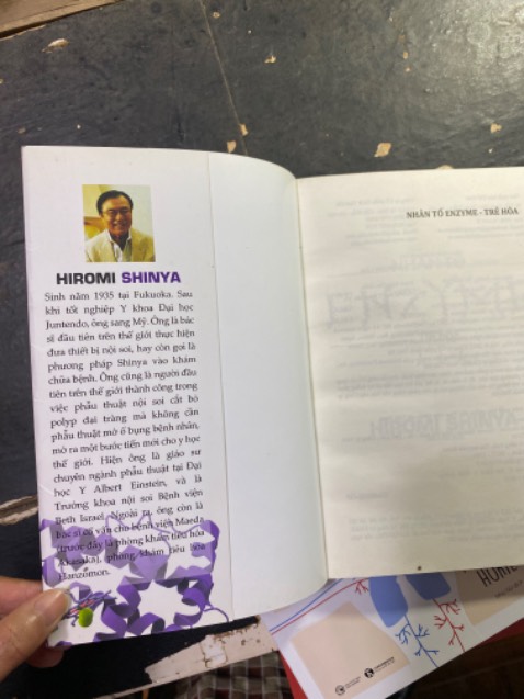 Lần đầu tiên unbox cuốn sách cảm giác khó chịu vô cùng, sách y học nhưng thông tin tóm tắt sơ lược về tác giả ban đầu không thấy, lại dành ba trang giới thiệu người dịch
Không hài lòng
Rcm đọc bộ Nhân tố Enzyme của bác Hiromi Shinya đầy đủ thông tin hơn