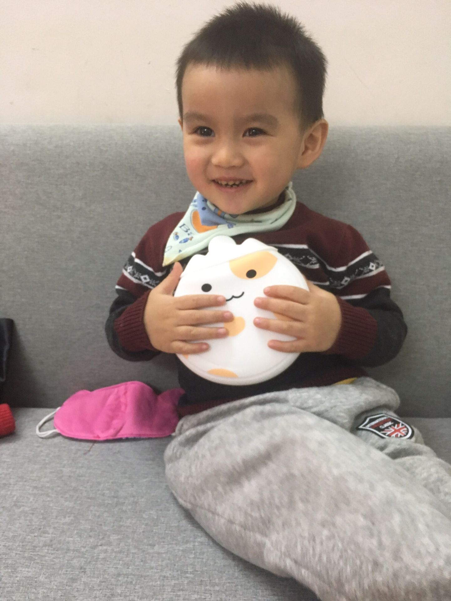 mình mua 2 cái cho vợ với mình nhưng ông con thích quá chiếm luôn 1 cái. Đành lại đặt thêm 1 cái nữa. Sau 1 ngày sử dụng thấy ok. An toàn và đẹp nữa. Cái này có cái hay nữa là chờm được cả vết bầm tím vì mình hay đá bóng. Còn bà xã đến tháng có thể chườm đỡ đau. Sẽ ủng hộ shop và tiki dài dài. Chất lượng tốt trong tầm giá