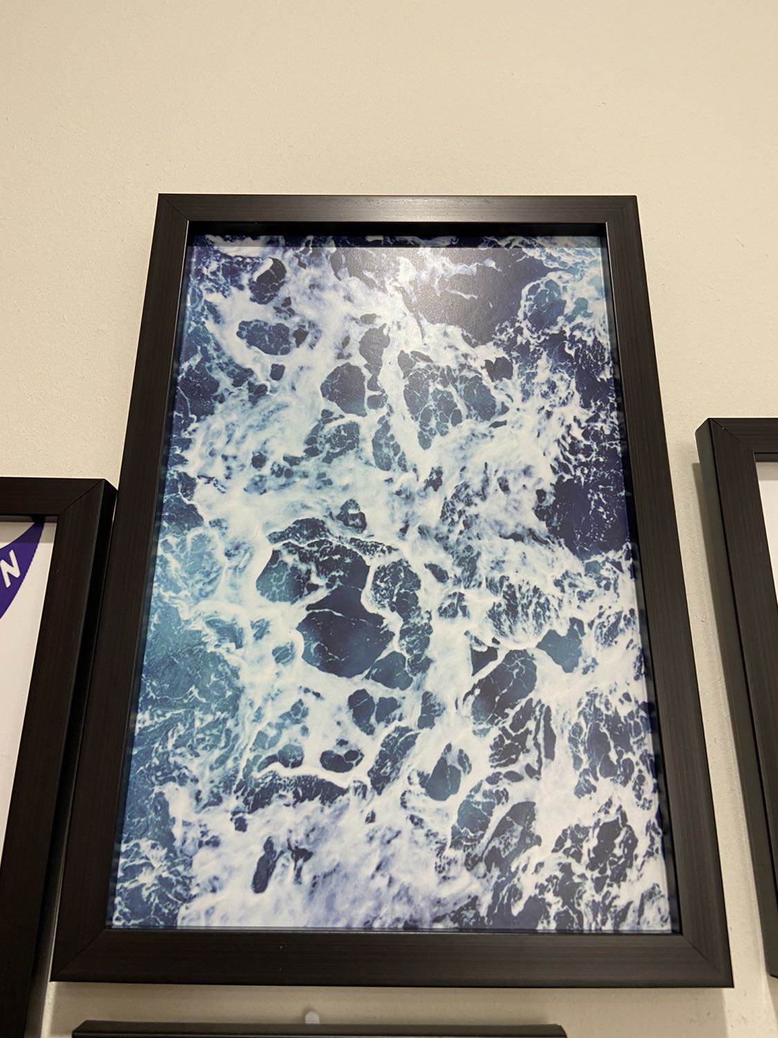 Viền khung hơi to. Bức ảnh lớn thứ 2 không giống ảnh trong bài đăng.