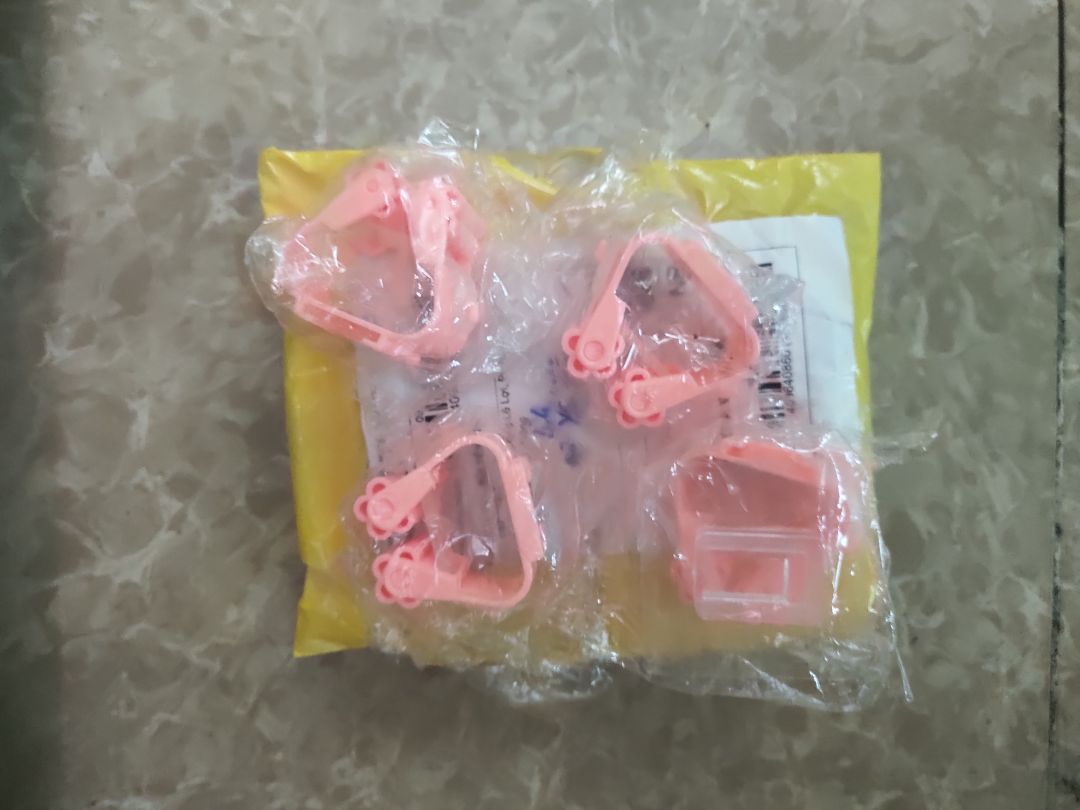 Giá rẻ hơn kẹp inox, chất lượng tạm ok với tầm giá, đóng gói ok. Hy vọng miếng dán sẽ được lâu và chịu được sức nặng của cái lau nhà, tôi dán lên tường mà cũng có vẻ chắc, dán lên gạch men thì chắc sẽ rất chắc.