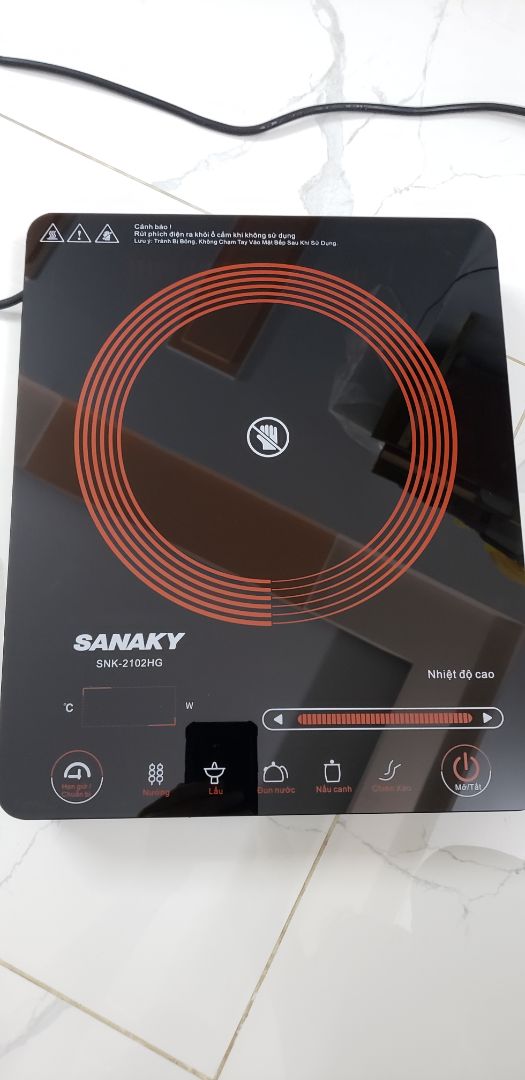 Đặt TikiNow nên nhận hàng nhanh chỉ trong 2h.
Tiki vẫn gói hàng kỹ chắc chắn như mọi khi.
Bộ sản phẩm gồm: 1 bếp + 1 nồi + 1 vỉ nướng
Bếp nhìn chắc chắn, măt kính đẹp và dễ lau chùi
Có nhiều chế độ, các phím cảm ứng nhạy
Làm nhiệt nhanh, có quạt tản nhiệt cho bếp trong suốt quá trình sử dụng. Tuy nhiên tiếng quạt kêu to nên hơi ồn. Mọi người nhớ chú ý sau khi nấu xong để tiếng quạt tắt hẳn mới rút điện ra nhé.
Vỉ nướng và nồi tặng kèm hơi mỏng nhưng cảm giác sử dụng ban đầu là tốt.
Giá sp trên tiki hiện tại rẻ nhất thị trường nên mình rất hài lòng với sp.