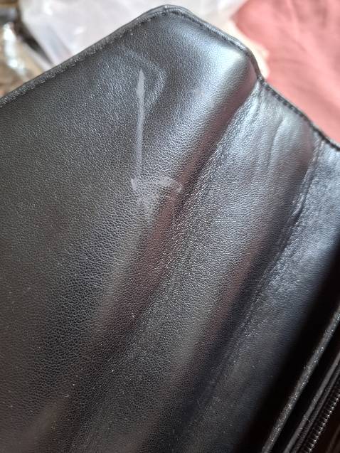 Túi đẹp, đáng tiếc là bị lỗi ở mặt trong túi 1 xíu