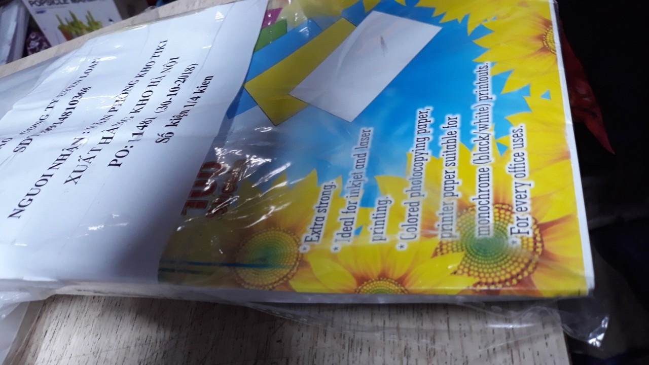 Giấy Bìa Thái Trắng A4 .Shop cho tôi trả hàng nhé  .  bìa thái trắng mà k o trắng gì hế t
ko trắng bằng tờ in thường Doubler  A4 thông thường  tôi mua cùng đơn này .
giấy rất gọn và ít - cùng với mấy kẹp file mà sop giao cho bên chuyển đồ kồng kềnh  giao 
họ ẩu bó đồ lung tung nát bét  cả thùng đồ , làm nát cả giấy bên trong  .
Thông thường các bạn giao hàng thường bên ti ki giao hộp đồ còn nguyên ko 1 vết xước nhỏ.