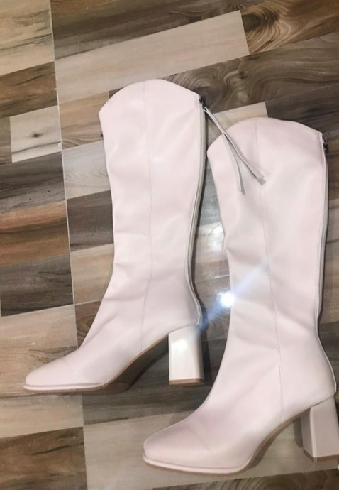 Giao hàng nhanh, đẹp ngoài mong đợi.
Dáng đi tôn dáng dài chân hẳn, hơi hăng mùi nhưbg lên form đẹp, mình mang vừa khít, shop rep ib nhiệt tình dễ thương lắm , 10 đỉm