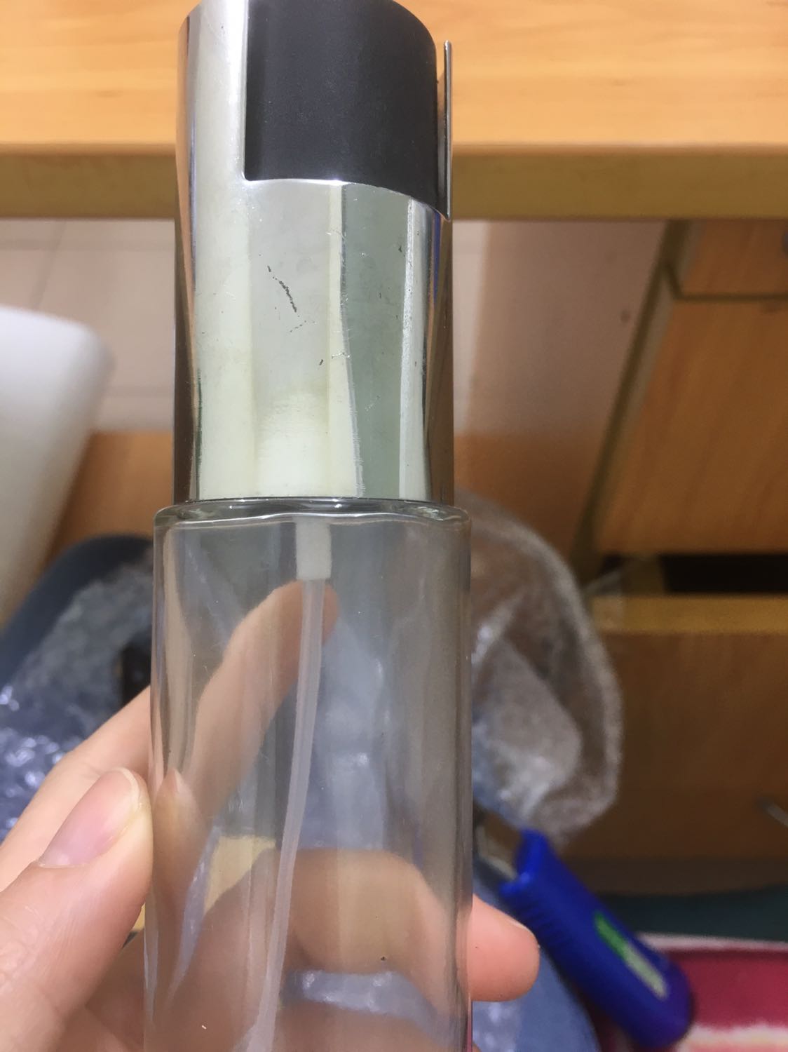 Cái này không phải của Rapido . Bình thì trầy xước và thủy tinh thì đục .  chẳng có tên thương hiệu . Treo đầu dê bán thịt ***. Giờ chỉ để xịt cây thì được .Yêu câu đổi hoặc trả hàng