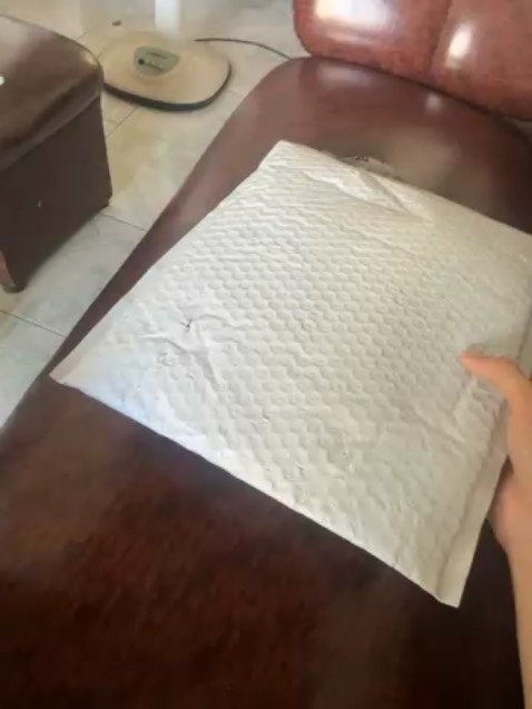 Đóng gói sơ sài, k có hộp mà chỉ bỏ trong bọc, shiper ném vào nhà làm hỏng sách