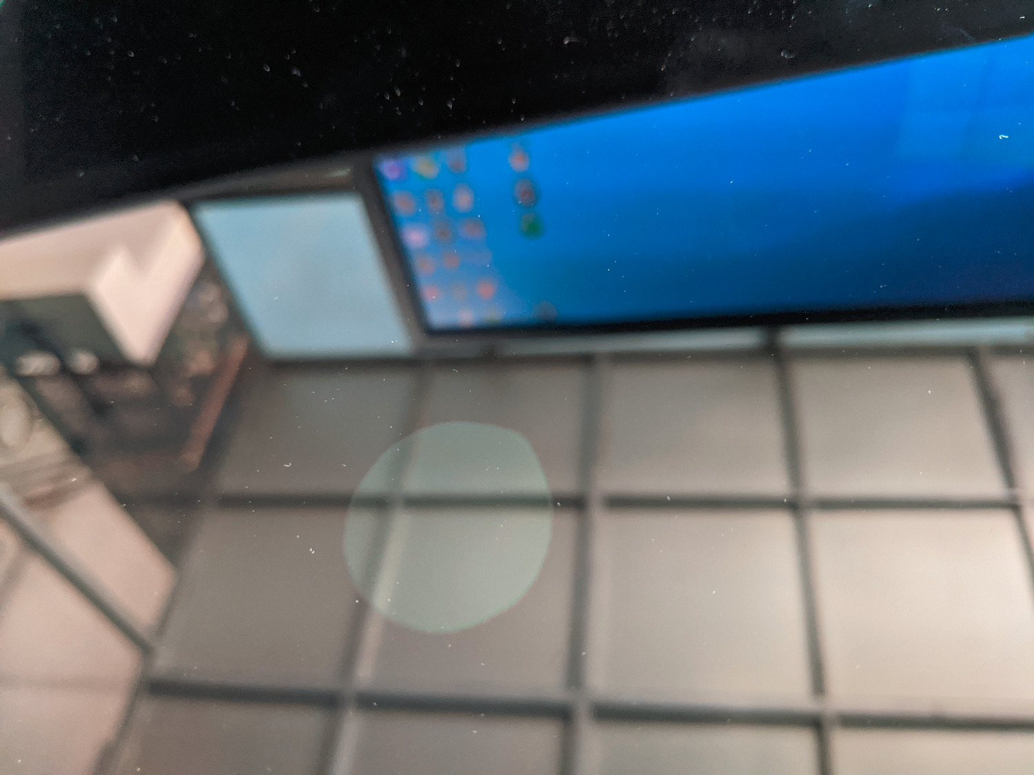 - Đã mua 1 miếng, nhận hàng ko dán liền mà mang đi mang về tối mới khui ra dán, thì thấy miếng dán đã bị nứt 1 đường dài- ko chắc là bị nứt do nhà cung cấp, do vận chuyển hay do cá nhân mình- nên ko phản ảnh lại mà đặt mua lại miếng khác.
- Miếng thứ 2 về, khi dán thì sản phẩm bị LỖI- 1 ô tròn (như hình) ko hít vào mặt kiếng (ko phải lỗi bọt khí như các miếng dán rẻ tiền- thông thường các miếng dán của Nillkin sẽ tự hít vào mặt kiếng mà ko cần tác động vào.