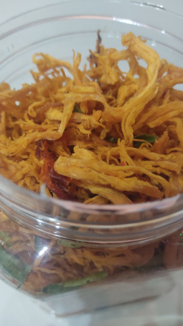 Hũ khô có 2 gói hút ẩm cũng gần 100g, với khô gà rất khô và cứng, cứng đến độ cầm cọng khô lên bẻ cái gãy làm 3 luôn á, ăn mấy miếng mà ê hết hàm răng