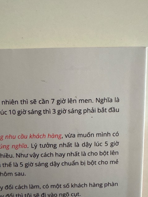Sách bị dơ những mảng như thế này, mình đã mua rất nhiều lần trong năm nhưng đợt mua sách lần này khá thất vọng về Tiki, 3/4 cuốn đều bị vết bẩn. Nếu như có vì lý do sách bị dính bẩn các thứ mới giảm giá thì mong Tiki hãy nêu rõ hơn về tình trạng sản phẩm. 
Riêng về giao hàng và đóng gói thì Tiki trước giờ đều rất tốt, không có vấn đề gì.