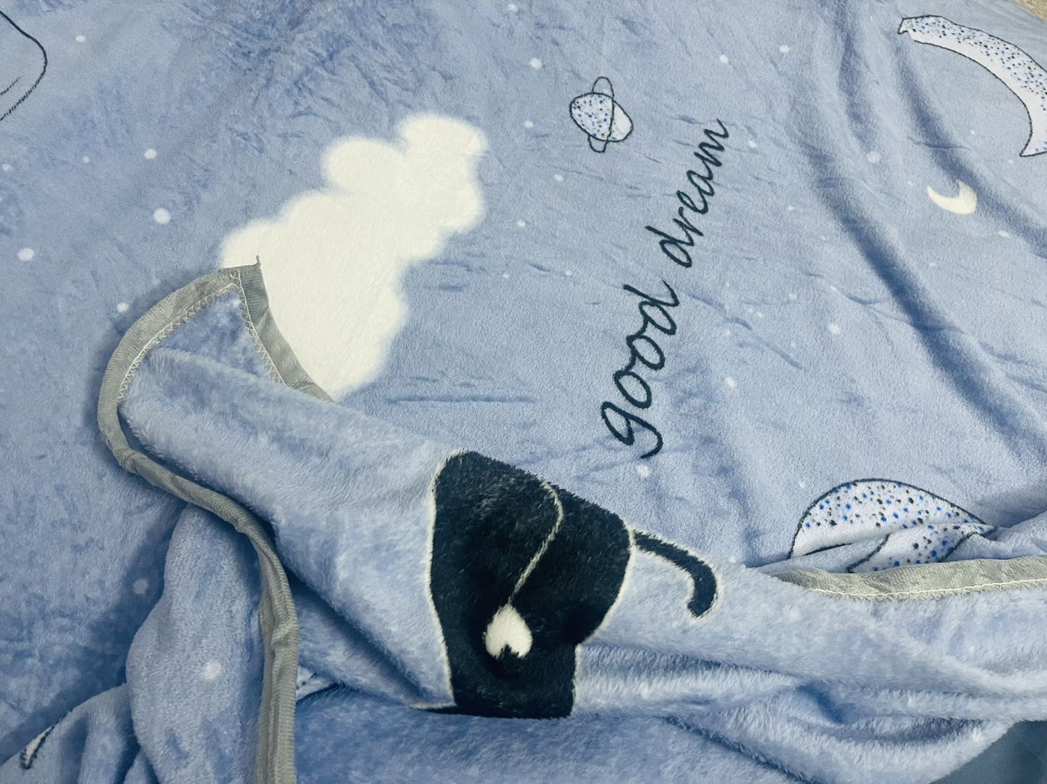 Phải nói là mền xinh xỉu luôn. Vừa to mà hoạ tiết lại cute nữa. nhìn trải lên giường là chill lắm luôn. Mền mỏng cũng phù hợp thời tiết nóng ở miền Nam