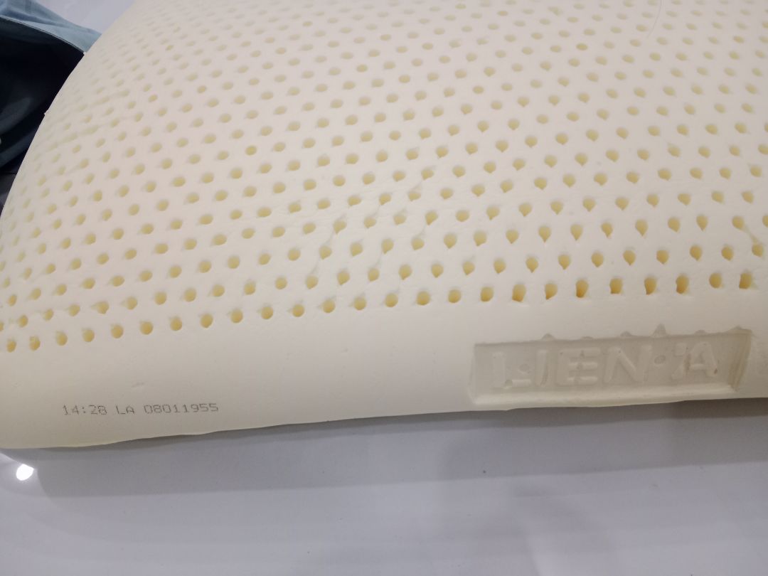 Tôi đề nghị Tiki kiểm tra lại nguồn gốc hàng tại nhà cũng cấp này, có phải là hàng chính hãng không, cụ thể là gối cao su Liên Á. Tôi thấy sản phẩm shop bán có sự khác biệt rõ rệt với sản phẩm mua tại showroom Liên Á (gối mua tại showroom có màu trắng hơn, chất dai hơn và lỗ thưa hơn).