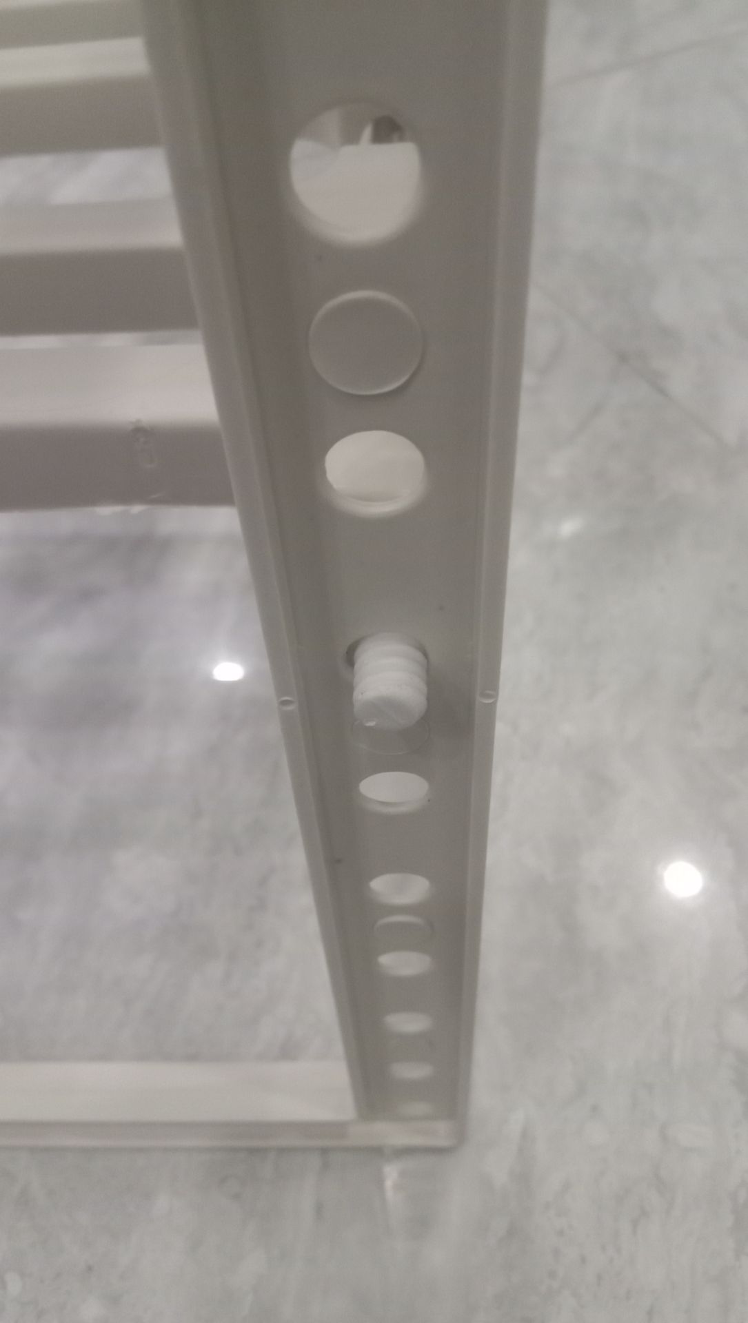 hàng thiếu chốt, các thanh chắn lại bị trầy xước