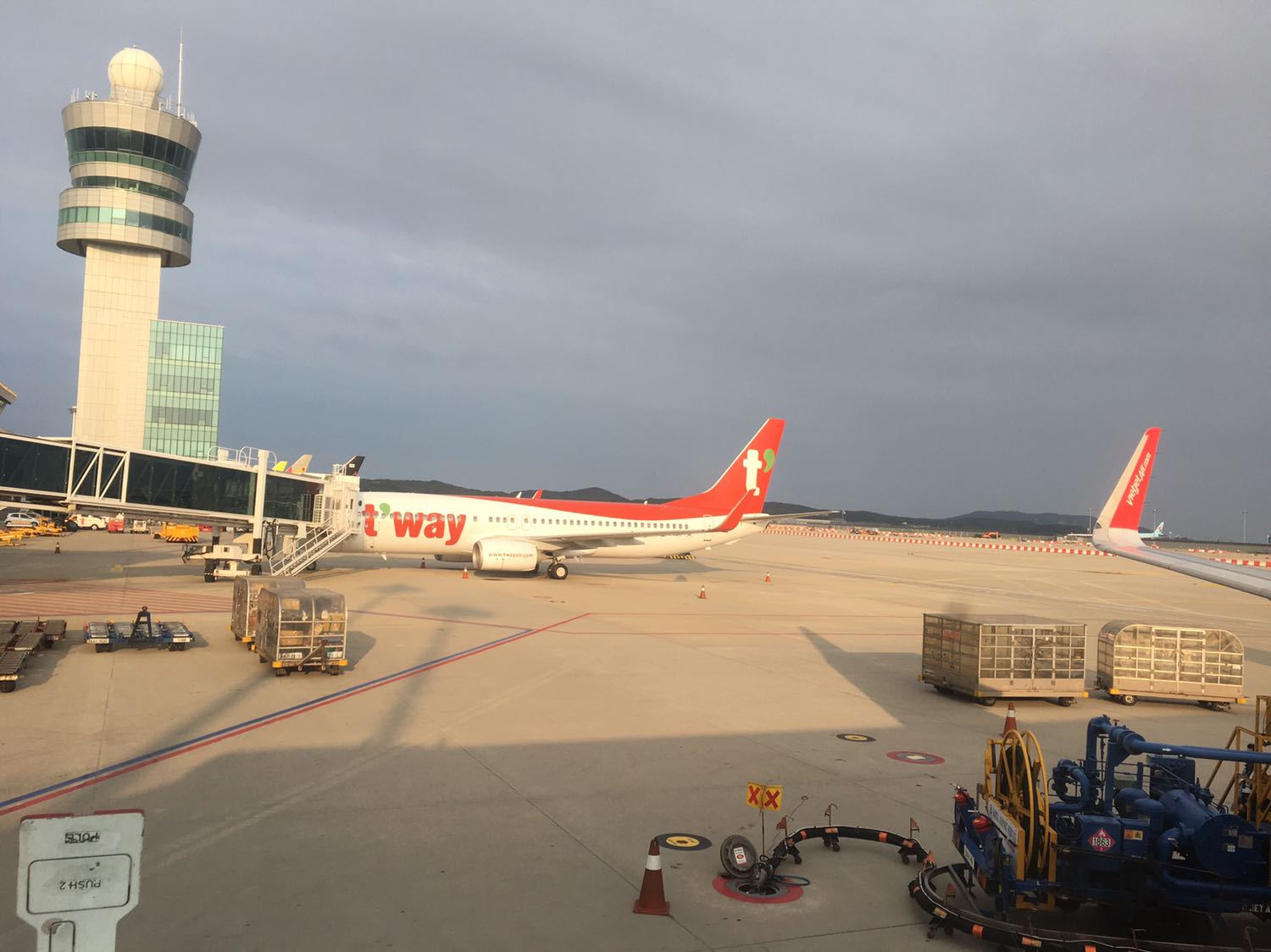 Ờm tui mua dùm bạn tại tui có tikinow. Nghe đồn tikinow sắp hết được dùng chắc tui cũng sắp nghỉ chơi với tiki rồi. Bán đồ thì mắc mà không có tikinow ai mua mấy má ôiiiii