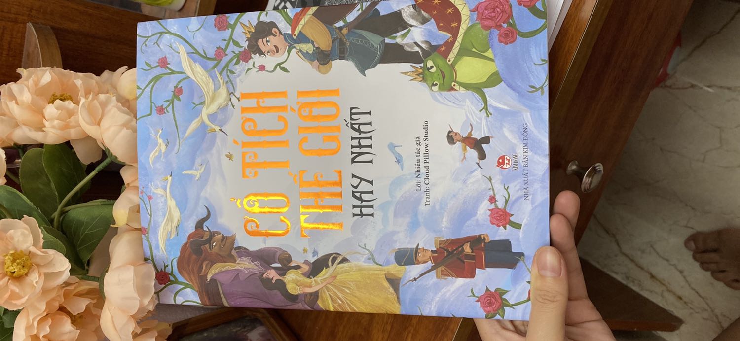 Giao nhanh, chưa đầy 2 ngày đã nhận đc hàng dù đang giãn cách.
Bìa cứng đẹp, có bìa phủ, giấy bên trong cũng dày đẹp, tranh in bóng rõ nét nhưng nội dung các truyện bị giản lược nhiều. Ví dụ truyện cô bé lọ lem có chi tiết dì ghẻ trộn hạt đậu cho lọ lem nhặt… là chi tiết ấn tượng thì lại bị lược mất. Chắc vừa đọc cho con nghe vừa nhớ thêm chi tiết để kể, ko sau này nó lớn nó đọc bộ đủ lại bảo mẹ kể toàn thiếu :D nên cho 4 sao thôi