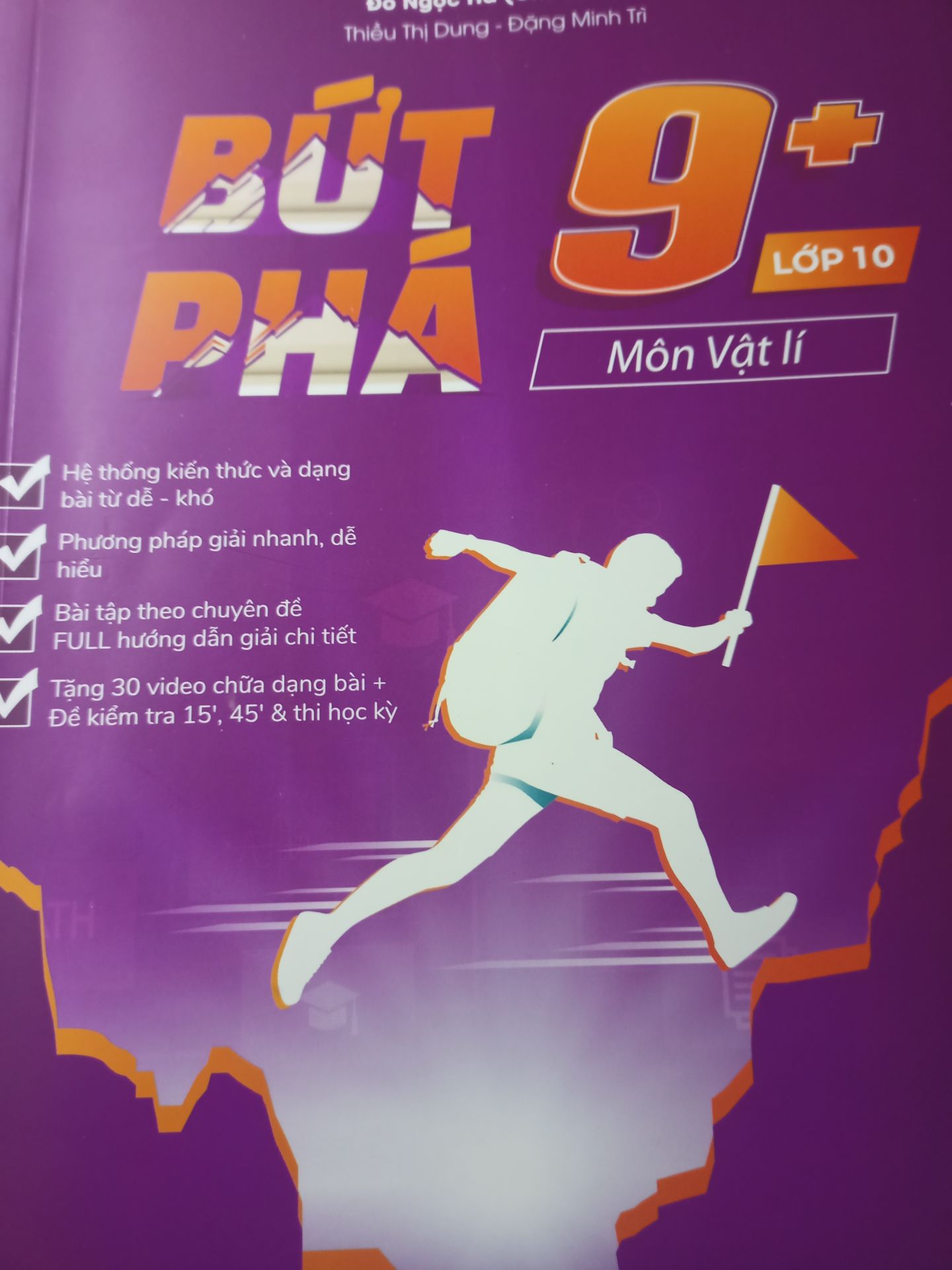 Sách có phân loại bài học rất chi tiết, tổng hợp đầy đủ kiến thức cơ bản và các dạng bài tập, có cả đề thi học kì. Nhưng cá nhân mình thấy bài tập hơi ít, mình hi vọng các đợt xuất bản sau tác giả sẽ cho thêm nhiều bài tập hơn