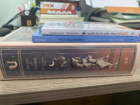 Về hình thức. Khổ to và dày hơn so với tưởng tượng. Có lẽ là sách dày thứ 2 của mình chỉ sau quyển Kinh Thánh. Sách đẹp, chắc chắn.
Về đóng gói: Tiki có bọc giảm sốc kỹ lưỡng.
Về nội dung: mua về sưu tầm nên chưa đọc, tuy nhiên quyển này thì thuộc dạng kinh điển rồi.
Về giá cả: mua đc với giá sale còn 400k. Nếu so sánh với 2 quyển mua cùng khoảng 80k/ quyển thì mình thấy đáng đồng tiền bát gạo cho 1 quyển sách đẹp và kinh điển như thế này.
Tổng quan: 5 sao cho Đông A và Tiki